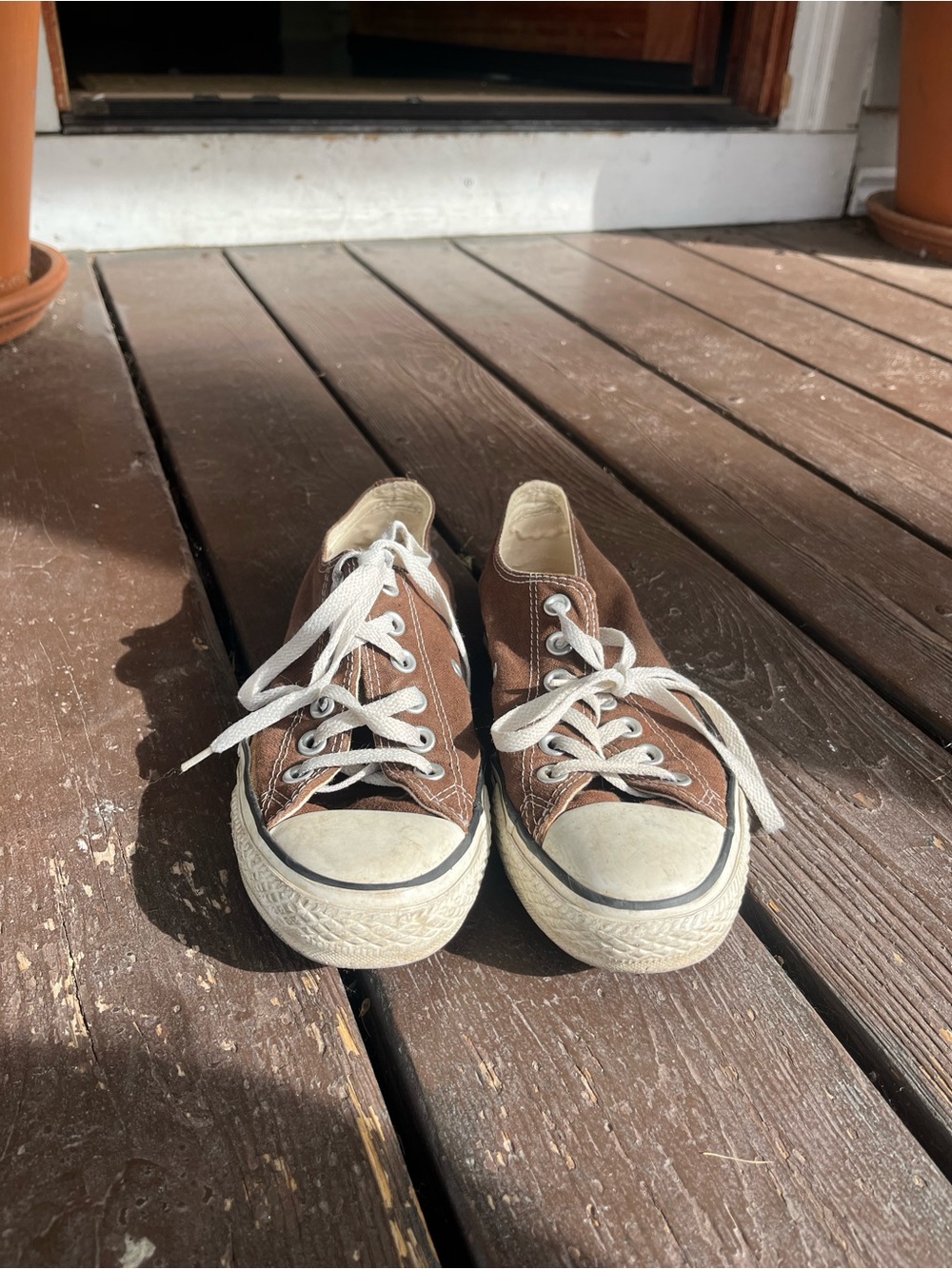 Women’s brown low top converse